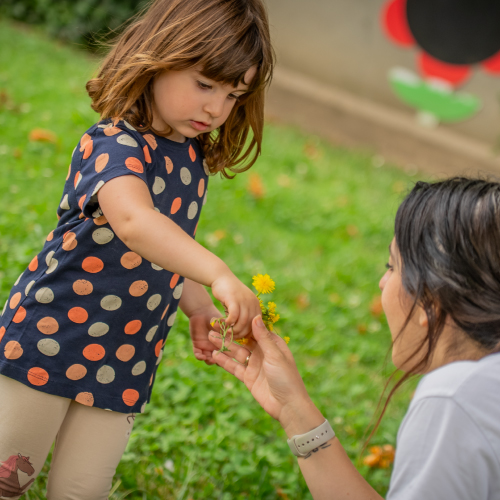 img-bimba-giardino-con-fiore