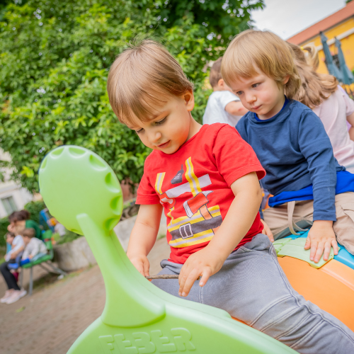 img-bimbi-giocano-giardino.jpg