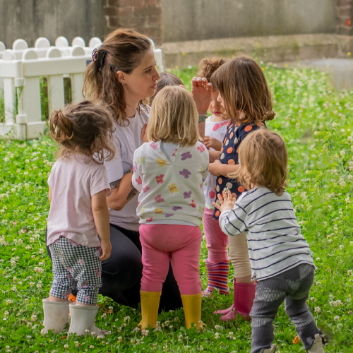 img-gruppo-bimbi-giardino