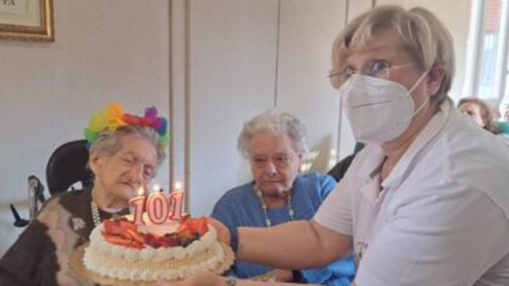 LA RSA DI CUVEGLIO IN FESTA PER I 101 ANNI DI NONNA ANNA