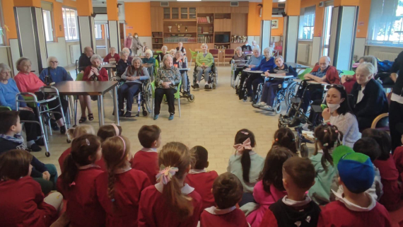 E' ARRIVATA LA PRIMAVERA ALLA RSA ISTITUTO DE PAGAVE CON I BAMBINI DELLA MATERNA